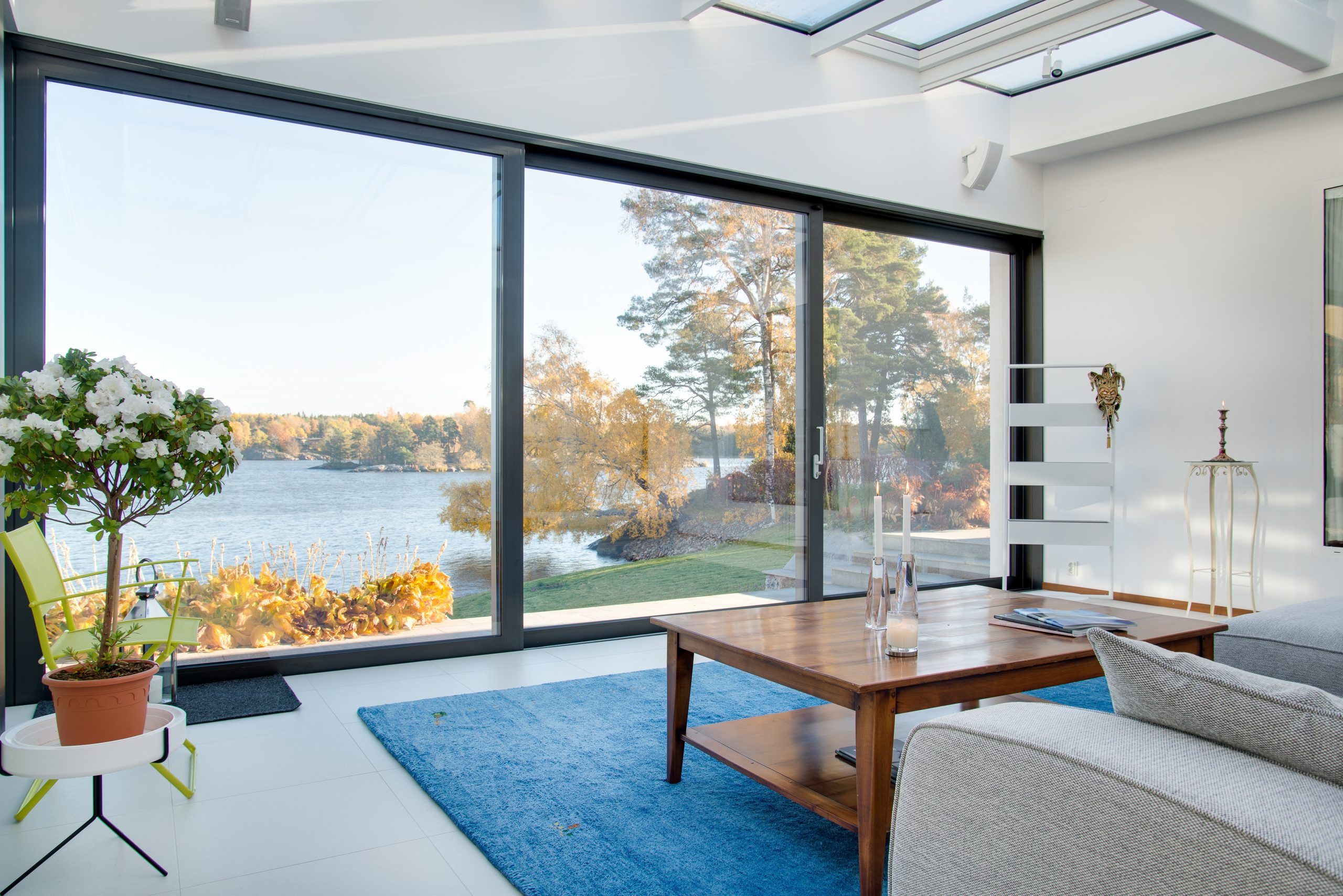 Amplios ventanales que conectan el interior de una vivienda con el paisaje